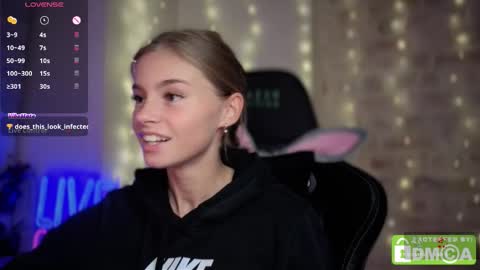 Snapshot of roxxxie_reid chatting on 11-06-25, 09:26 Roxieex ABBY online show from 11-06-25, 09:26