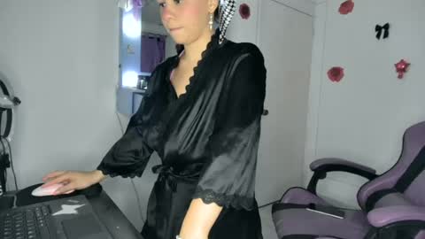 Snapshot of roxy_lu_07 chatting on 06-24-26, 01:48 Roxy online show from 06-24-26, 01:48