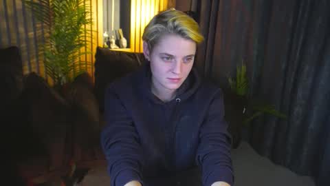 Snapshot of roxyflames chatting on 12-03-25, 01:53 roxyflames online show from 12-03-25, 01:53