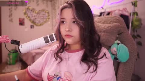 Snapshot of roxysuh chatting on 12-15-25, 07:23 roxysuh online show from 12-15-25, 07:23