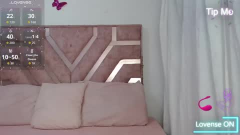 Snapshot of roxyy_fox chatting on 06-19-26, 03:00 Roxy online show from 06-19-26, 03:00