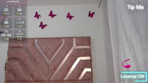 Snapshot of roxyy_fox chatting on 06-23-26, 03:26 Roxy online show from 06-23-26, 03:26