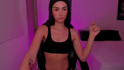 Snapshot of roxyy_x chatting on 02-27-25, 03:04 val online show from 02-27-25, 03:04