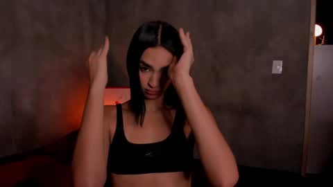 Snapshot of roxyy_x chatting on 06-10-26, 02:23 val online show from 06-10-26, 02:23