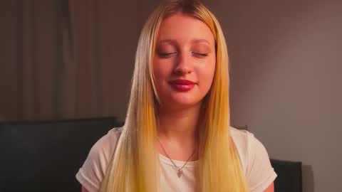 Snapshot of rue_novella chatting on 10-18-25, 03:13 Mila online show from 10-18-25, 03:13