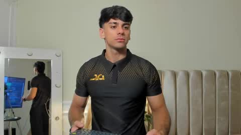 Snapshot of russ_w8 chatting on 09-19-25, 10:05 Russ online show from 09-19-25, 10:05