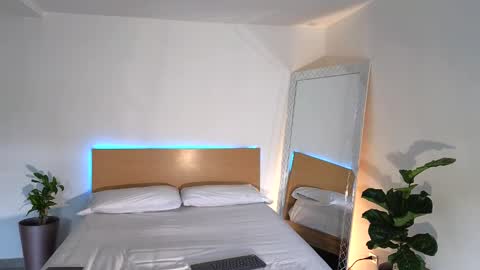 Snapshot of russell_adams_ chatting on 09-11-25, 07:58 R U S S E L L online show from 09-11-25, 07:58