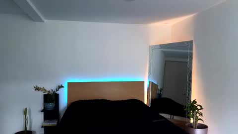 Snapshot of russell_adams_ chatting on 09-19-25, 01:12 R U S S E L L online show from 09-19-25, 01:12