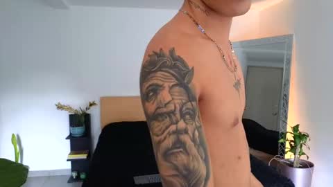 Snapshot of russell_adams_ chatting on 09-22-25, 09:17 R U S S E L L online show from 09-22-25, 09:17