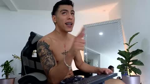 Snapshot of russell_adams_ chatting on 09-28-25, 01:49 R U S S E L L online show from 09-28-25, 01:49