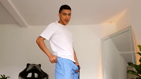 Snapshot of russell_adams_ chatting on 10-11-25, 03:54 R U S S E L L online show from 10-11-25, 03:54