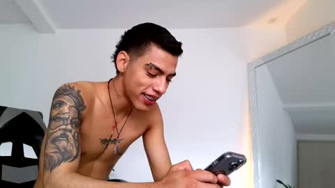 Snapshot of russell_adams_ chatting on 10-22-25, 03:56 R U S S E L L online show from 10-22-25, 03:56