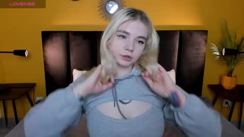 Snapshot of ruthbryant chatting on 11-25-25, 12:43 ruthbryant online show from 11-25-25, 12:43