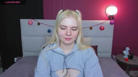 Snapshot of ruthbryant chatting on 12-15-25, 12:37 ruthbryant online show from 12-15-25, 12:37