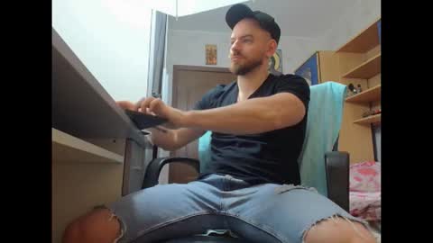 Snapshot of ryanstone_ chatting on 12-19-25, 05:36 Ryanstone online show from 12-19-25, 05:36