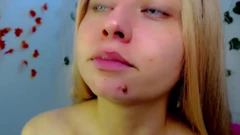 Snapshot of sabrinaexpositoxx chatting on 03-08-25, 04:45 SABRI online show from 03-08-25, 04:45