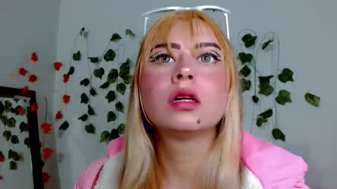 Snapshot of sabrinaexpositoxx chatting on 12-14-25, 09:14 SABRI online show from 12-14-25, 09:14