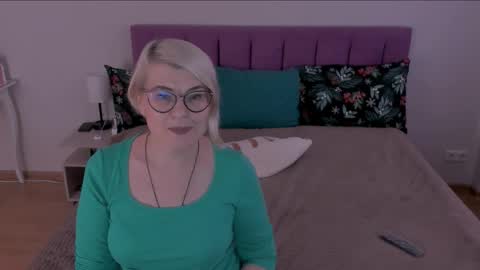 Sabrina MacMarren online show from 02-09-25, 10:20