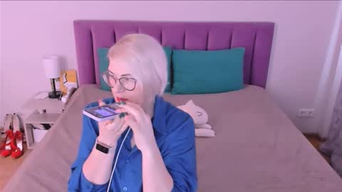 Sabrina MacMarren online show from 10-24-25, 08:44