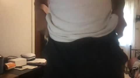 Snapshot of sack_draggin chatting on 01-09-25, 05:33 Beezy online show from 01-09-25, 05:33