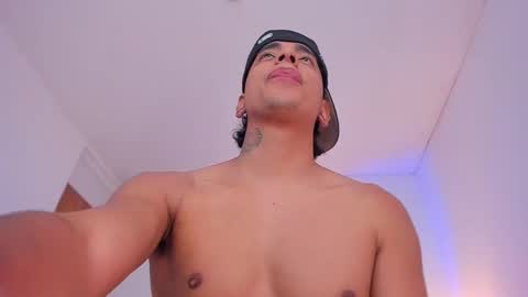 Snapshot of saenz_hotx chatting on 10-17-25, 10:34 saenz_hotx online show from 10-17-25, 10:34