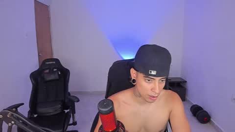 Snapshot of saenz_hotx chatting on 11-21-25, 01:15 saenz_hotx online show from 11-21-25, 01:15