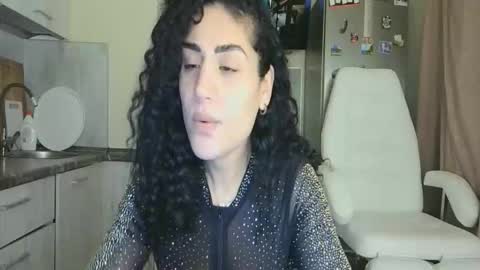 Snapshot of safari_xx chatting on 11-25-25, 01:00 Queen online show from 11-25-25, 01:00