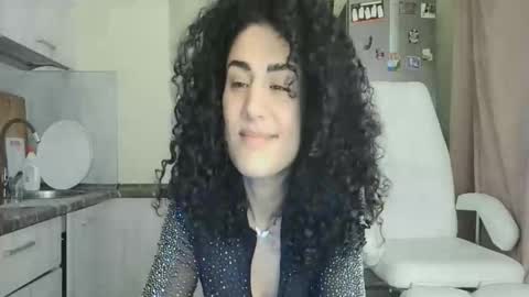 Snapshot of safari_xx chatting on 11-26-25, 11:11 Queen online show from 11-26-25, 11:11