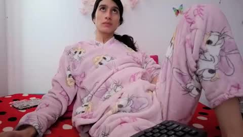 Snapshot of safiro_queen chatting on 12-20-25, 02:46 Safiro Queen online show from 12-20-25, 02:46