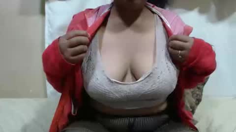 Snapshot of sahobelle chatting on 05-21-26, 03:35 sahobelle online show from 05-21-26, 03:35
