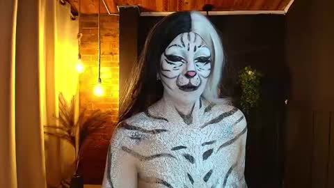 Snapshot of sahra_tayl0r_ chatting on 10-31-25, 05:19 SARA online show from 10-31-25, 05:19