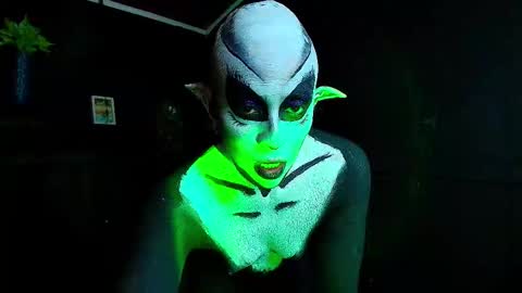 Snapshot of sahra_tayl0r_ chatting on 11-29-25, 05:49 SARA online show from 11-29-25, 05:49