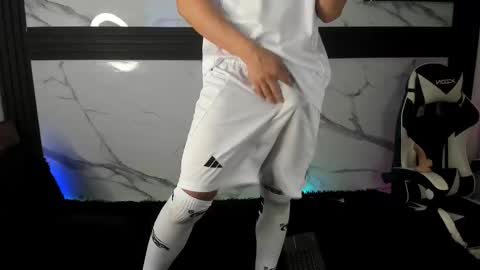 Snapshot of saimonvela chatting on 10-25-25, 11:10 Juan online show from 10-25-25, 11:10