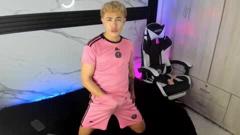 Snapshot of saimonvela chatting on 10-30-25, 12:28 Juan online show from 10-30-25, 12:28