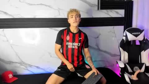 Snapshot of saimonvela chatting on 11-24-25, 11:10 Juan online show from 11-24-25, 11:10