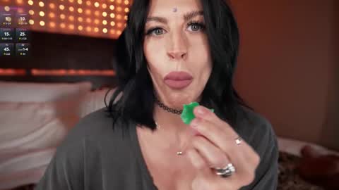 Snapshot of saintjade chatting on 11-03-25, 04:25 saintjade online show from 11-03-25, 04:25