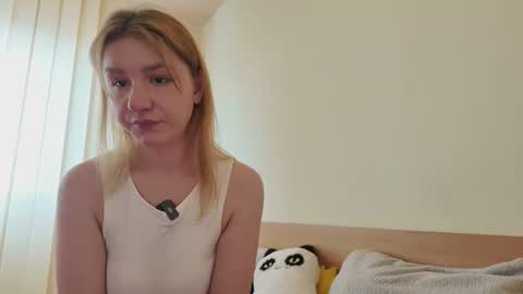 Snapshot of sajenionela chatting on 03-24-26, 01:27 Chloe online show from 03-24-26, 01:27