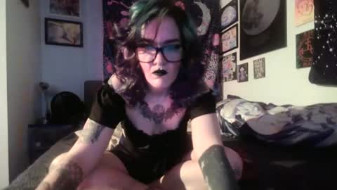 salemsslut online show from 12-18-24, 01:12