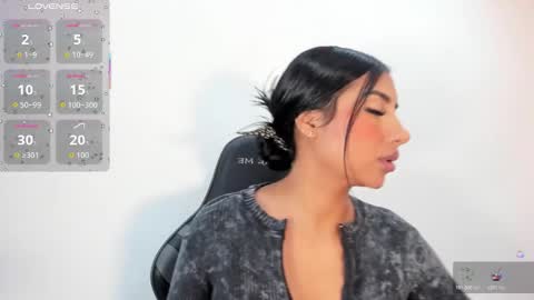 Snapshot of salomebell chatting on 12-22-25, 08:39 online show from 12-22-25, 08:39