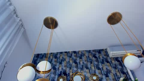 Salome Larzon online show from 04-11-26, 07:45