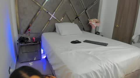 Salomme Cruz online show from 04-15-26, 05:03