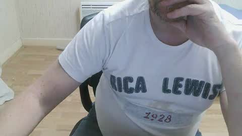 Snapshot of saltimbanquier chatting on 10-22-25, 12:05 Saltimbanquier Salt ou Banquier online show from 10-22-25, 12:05