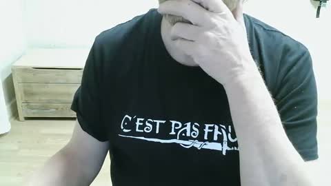 Snapshot of saltimbanquier chatting on 04-22-26, 09:05 Saltimbanquier Salt ou Banquier online show from 04-22-26, 09:05