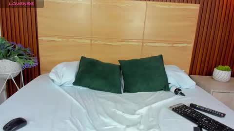 Snapshot of samantha_loughty chatting on 12-14-25, 07:58 S A M A N T H A online show from 12-14-25, 07:58