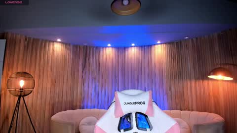 Snapshot of samanthaklein_ chatting on 02-19-25, 03:39 Samantha Klein online show from 02-19-25, 03:39