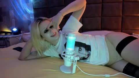 Snapshot of samanthamiasnik1 chatting on 10-25-25, 12:29 Samantha online show from 10-25-25, 12:29