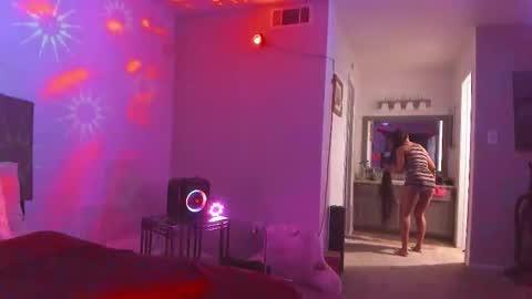 Snapshot of samatha1998 chatting on 02-18-26, 04:19 Yaya online show from 02-18-26, 04:19