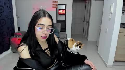 Snapshot of samismith77 chatting on 10-10-25, 01:26 SARA online show from 10-10-25, 01:26