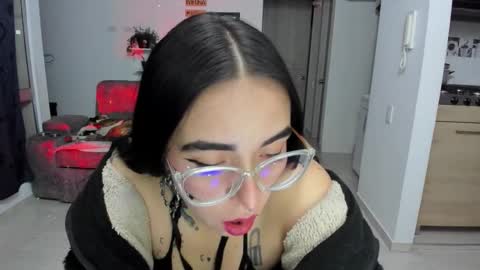 Snapshot of samismith77 chatting on 10-21-25, 01:39 SARA online show from 10-21-25, 01:39