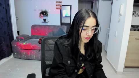 Snapshot of samismith77 chatting on 10-22-25, 06:02 SARA online show from 10-22-25, 06:02